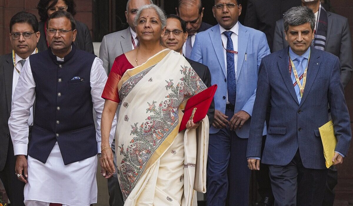 रुपये की गिरावट पर वित्त मंत्री Nirmala Sitharaman का बयान, "डॉलर के मुकाबले कमजोरी, अन्य मुद्राओं के मुकाबले स्थिर"