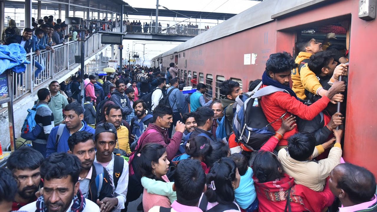 Maha Kumbh 2025: अंतिम सप्ताह में बढ़ती भीड़ को देखते हुए रेलवे ने किए विशेष इंतजाम