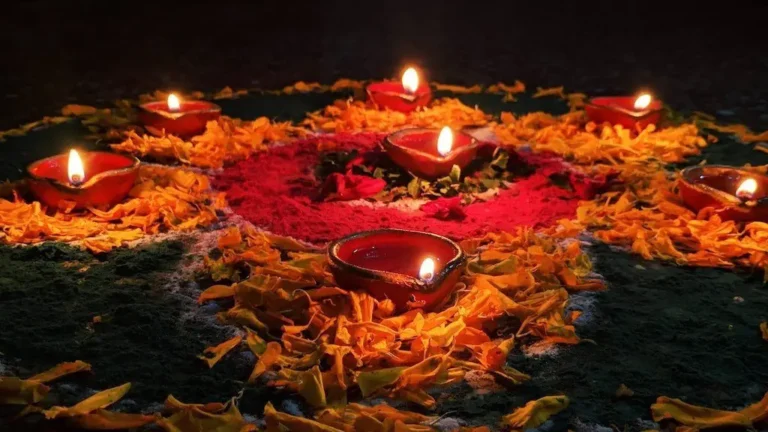 माउंट आबू में स्थित दिलवाड़ा जैन मंदिर, अपनी अद्भुत वास्तुकला और संगमरमर पर नक्काशी के लिए प्रसिद्ध है,