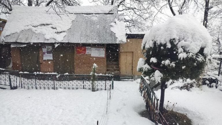 Kashmir Valley receives fresh snowfall on March 15
