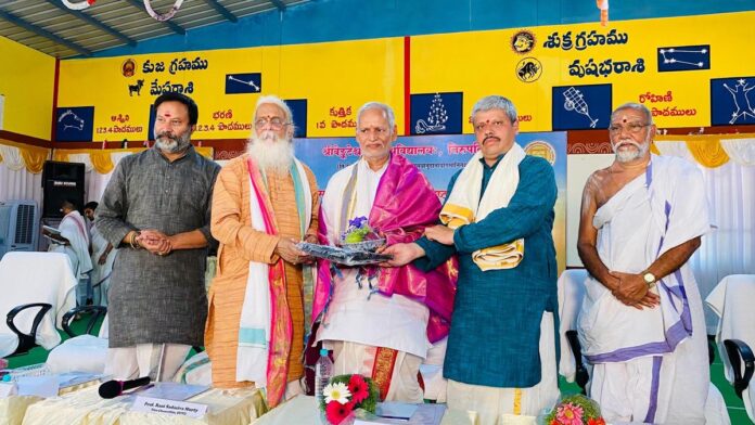 Learn Vedas along with modern education, say scholars