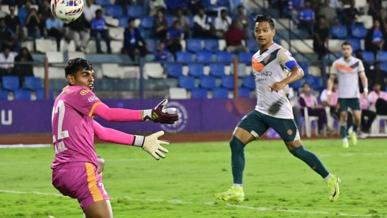 Mumbai City posts facile win, seals final knockout berth