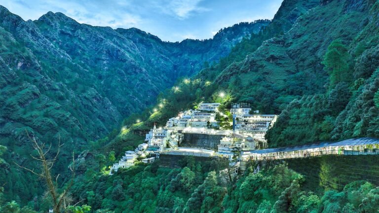 वैष्णो देवी (Vaishno Devi)का मंदिर सबसे प्रसिद्ध मंदिरों में से एक है. 
